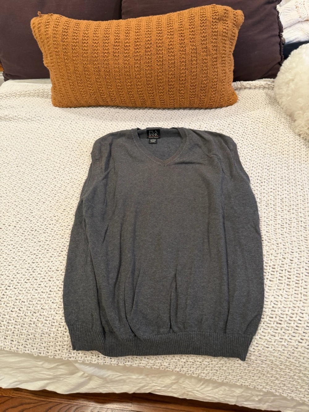 Jos. A. Bank Men's V-Neck Sweater in Charcoal Gray